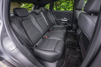 ボディーサイズ相応の空間が確保される後席エリア。シートはフロアから座面までがやや低く、前席下の奥まで足を伸ばすことができないので、少々窮屈な印象だ。背もたれには40：20：40の分割可倒機構が備わる。