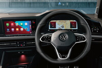 インストゥルメントパネルに残された機械式スイッチは、ハザードランプのボタンぐらい。また車内の各所にUSB Type-Cポートやワイヤレスチャージャー、12Vソケットを備えており、前席でも後席でも携帯端末の充電が可能だ。