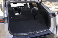 後席の背もたれを倒すと広くてフラットな空間が確保できる。荷室の床下にも58リッターのスペースがあり、折りたたんだトノカバーを収納できる。