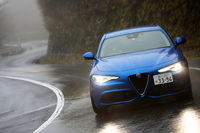 雨天の箱根山麓を行く「ジュリア ヴェローチェ」。「ジュリア」には状況に応じて「Advanced Efficiency」「Natural」「Dynamic」の中から最適なモードを選択できる「アルファDNAドライブモードシステム」が搭載されている。