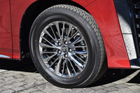 スパッタリング塗装が施された、「ヴェルファイア エグゼクティブラウンジZ」の17インチアルミホイール。タイヤはヨコハマの「ブルーアースE51A」が組み合わされていた。