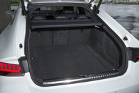 「A7スポーツバック」の特徴のひとつである大型のテールゲート。5人乗車時の容量は535リッター。