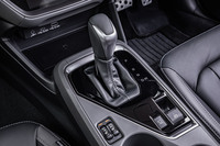 変速機は従来どおりCVTの「リニアトロニック」を採用。ハイブリッドパワートレインのモーターは、このCVTに内蔵されている。