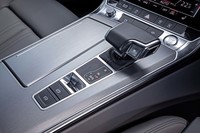 トランスミッションは「Sトロニック」とアウディが呼ぶ7段のDCTを搭載している。エンジンのスタート／ストップ機能は、走行中であっても車速が22km/h以下に落ちると作動する設定だ。