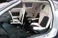 助手席のない、3座のシートレイアウトが特徴的なインテリア。