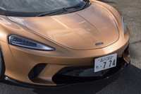 シャープな表情を見せるフロントまわり。車体前部の地上高を20mm上げられるリフトアップ機構が備わる。