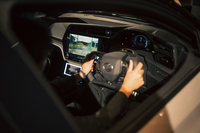 車両は止まったままだが「インタラクティブマニュアルドライブ」を疑似的に体験。センタースクリーンには下山テストコースを走行中の様子が映し出されている。