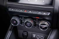 液晶画面と操作ダイヤルを組み合わせたエアコンのコントローラーや、鍵盤型のスイッチをセンターコンソールに配置。前席用に2つのUSBポートとAUX、12Vのアクセサリーソケットが標準で装備されている。