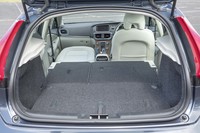 リアシートに加えて助手席の背もたれも倒すことができる。