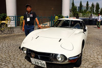 同乗試乗で筆者がお世話になった瀬谷孝夫さんと、瀬谷さんの「トヨタ2000GT」。