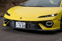 切れ長の薄いヘッドランプが新世代ランボルギーニの象徴。デイタイムランニングライトの六角形は内装も含めた随所に繰り返し使われている。