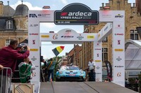 ハッチバックが全盛の今のラリーだけに、ポルシェはやたらとカッコよく見えるなあ。