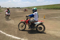 埼玉・川越のモトクロス場にて「ホンダXR100」をレンタルできるプログラム「モトクロスごっこ」を2回受講。