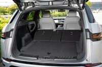 後席の背もたれをすべて前に倒すと荷室容量は1156リッターにまで広がる。