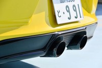 リアエンドのセンターからは、ブラック塗装が施された2本出しのエキゾーストパイプが顔をのぞかせる。