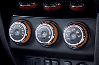 オレンジの差し色で飾られたヒーターコントロールダイヤル。