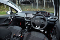 今回試乗した「2008 GTライン」のインテリア。各部に施された赤いアクセントや、アルミペダルなどが「アリュール」との違いとなっている。