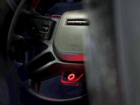 「ディフェンダー・オクタ」のステアリングホイール。