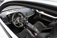 各所にマイクロファイバー素材「ダイナミカ」が用いられたインテリア。ステアリングホイールのセンターマークや各部のステッチなど、黒の内装色にオレンジのアクセントが映える。