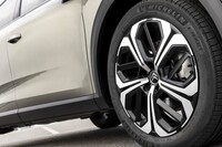 205/55R19と、このクラスの車両としてはナローなタイヤを履くのが特徴だ。