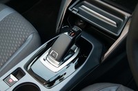 トランスミッションはアイシン製の8段AT「EAT8」。「エコ」「ノーマル」「スポーツ」からなるドライブモード切り替え機構を備えている。