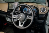 「T」グレードでは本革巻きのステアリングホイールが標準。右側のスポークには「マイパイロット」の操作スイッチが備わっている。