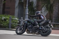 クラッチレバーの負荷を軽減する「アシストカム」やシフトダウン時のホッピングを防ぐ「スリッパークラッチ」が備わる。