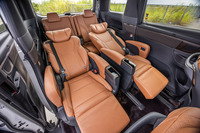 2列目シートには、快適温熱（ヒーター）＆ベンチレーション機能や電動のオットマンとリクライニング機能、ふた付きカップホルダー、ポケット、折りたたみサイドテーブルなどが備わる。