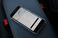 「NissanConnectアプリ」を使用すれば、スマホから遠隔でドアロック操作やエアコンのオン／オフ、バッテリー残量のチェックが行えるほか、アプリで設定したルートをワンアクションで車両に送信することができる。