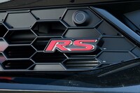 フロントグリルに備わる「RS」バッジ。