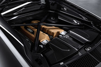 最高出力620ps、最大トルク580Nmを発生する5.2リッターV10エンジンを搭載。マットブロンズ仕上げのエアインテークを採用する。