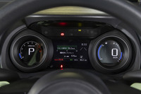 メーターパネルは中央のマルチインフォメーションディスプレイと2つの小さな液晶を組み合わせた2眼式。特にミツオカの手は入っていない。