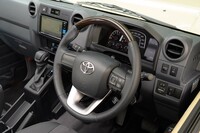 木目調の装飾が入った、本革巻きのステアリングホイール。コラムには新たに採用された、クルーズコントロール（定速制御のみ）のコントローラーが備わる。
