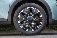 ホイールはダイヤモンドカット仕上げの目を引くデザイン。センターキャップに「600」ロゴが入る。