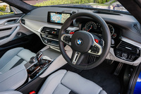 「M5」専用のデザインが施されたインテリア。アンビエントライトやカーボンパターンのアルミニウムトリムが採用される。