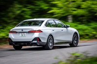 45％偏平のスポーティーなタイヤを装着しながら、ロードノイズが小さくスムーズでフラットな乗り心地が味わえる「523d xDrive Mスポーツ」。ガソリン車の「523i」よりも100kg以上重いが、鈍重なイメージはなかった。