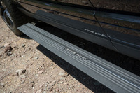 ドアの開閉と連動して上下するパワーサイドステップもオプション装備。52万8703円と値は張るが、乗降性が著しく高まる。