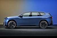 4782mmのボディーの全長は先代モデルとほとんど変わらない。ボンネットの長いスタイリングは、もしかしてエンジンが積めるのだろうかという想像をかき立てる。