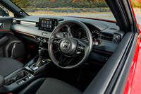 ブラックが基調のインテリアはステッチなどで赤のアクセントをほんのり。スポーティーモデルの文法に沿った仕立てだ。