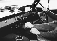 フロアシフトを持つ1964年「ダットサン・ブルーバード1200SS」のダッシュボード。多くのドライバーがドライビンググローブを着用して運転していた時代である。