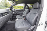 シートについては、内部の構造から見直されており、サイドサポート部には座面およびバックレストとは異なるクッション材を用いることで、ホールド性が高められている。