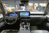 「ランドクルーザー“250”」（プロトタイプ）のインストゥルメントパネルまわり。機能優先で、かなりゴツゴツした印象だ。