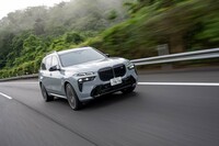 パワーユニットは最高出力530PSの4.4リッターV8ツインターボエンジン。最高出力12PSのモーターとバッテリーによってマイルドハイブリッド化されている。