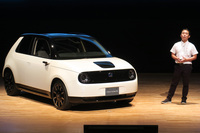 「ホンダe」と、同車の開発責任者である本田技術研究所の一瀬智史氏。