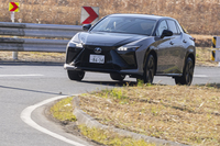 「RZ550e」で一般道へ。誰もが不慣れなステアバイワイヤ搭載車だけに、試乗前には練習時間が設けられた。