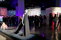 アルカンターラが開催したカクテルパーティーの様子。会場のいたる所にレベッカ・モーゼス氏のアート作品が展示されている。