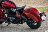 フローティングスタイルのソロシートとスカートフェンダーの組み合わせで、他の「チーフ」のモデルとは大きく異なる意匠となったリアまわり。