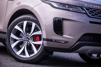 今回の試乗車では、オプションの「20インチ“スタイル5076”5スプリットスポークホイール」に235/50R20サイズの「ピレリ・スコーピオンゼロ オールシーズンPNCS」タイヤが組み合わされていた。PNCSは、騒音吸収スポンジをタイヤのインナーライナーに組み込み空洞共鳴音を抑制する技術で、数デシベルぶんの騒音を抑制するという。