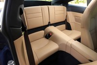 ボディーは拡大されても、相変わらずキャビンの後部スペースはミニマム。リアシートの背もたれには、50：50の分割可倒機構が備わる。背もたれを倒した場合は、荷物スペースとして使用可能だ。