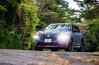 電動駆動4輪制御技術「e-4ORCE」はNISMO専用にチューニングされている。カヤバ製のスイングバルブ付きショックアブソーバーを採用した足まわりは、ロールを抑えて旋回時の操縦安定性を高めるとともに、乗り心地も向上させる。